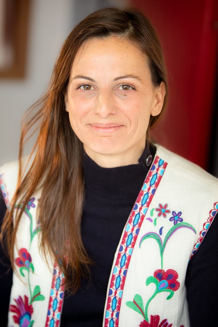 Cécile Gatto, portrait en gilet blanc brodé de fleurs