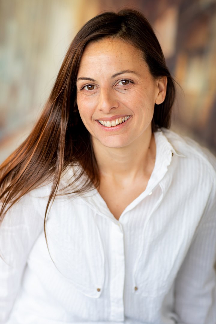 Cécile Gatto, comédienne voix-off et doublage — portrait souriant, chemise blanche