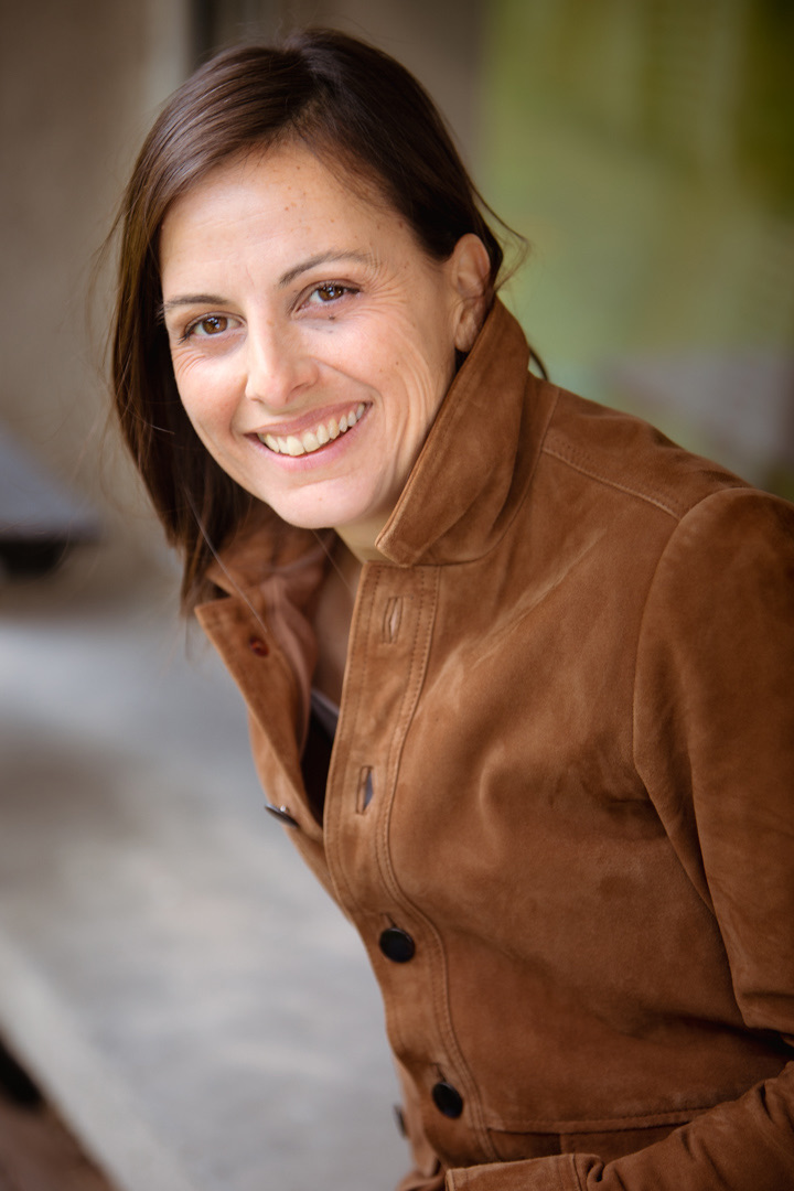 Portrait souriant de Cécile Gatto, comédienne voix-off et doublage